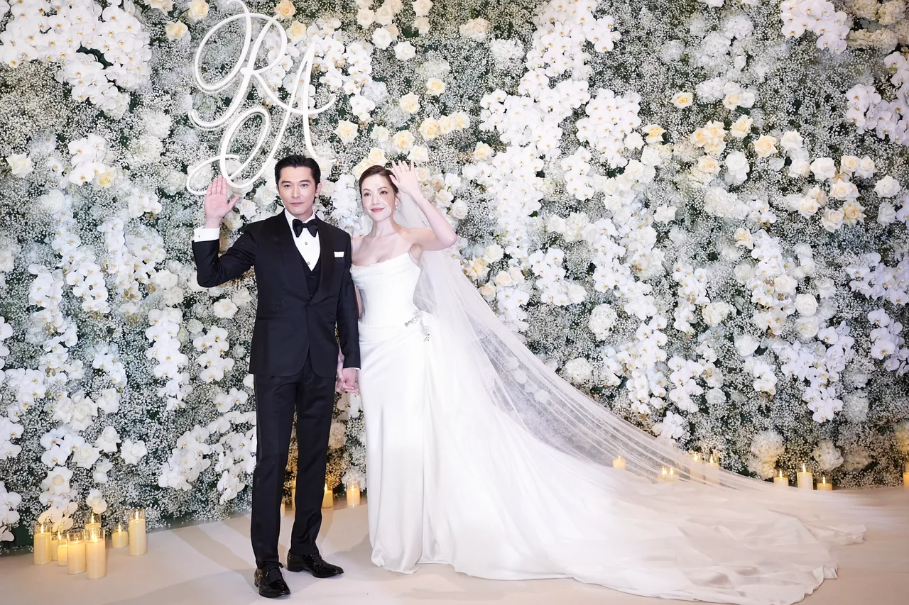 婚紗設計亮點還包括加長一尺的拖尾設計，塑造出宮廷般的夢幻風格。彭欣偉攝