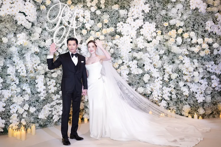 婚紗設計亮點還包括加長一尺的拖尾設計，塑造出宮廷般的夢幻風格。彭欣偉攝