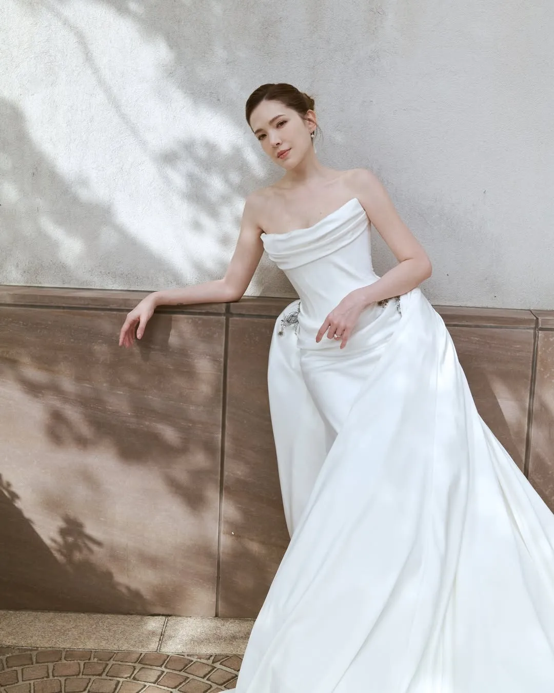 夢幻婚紗胸前以弧形剪裁搭配立體摺襉，勾勒出優雅又不失性感的魅力。翻攝Nicole + Felicia IG