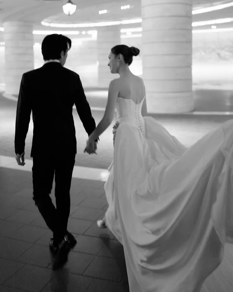 婚紗背後則採用馬甲式綁帶營造古典浪漫氛圍。翻攝Nicole + Felicia IG