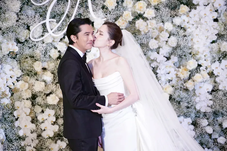 許瑋甯（右）現場甜吻老公邱澤。彭欣偉攝