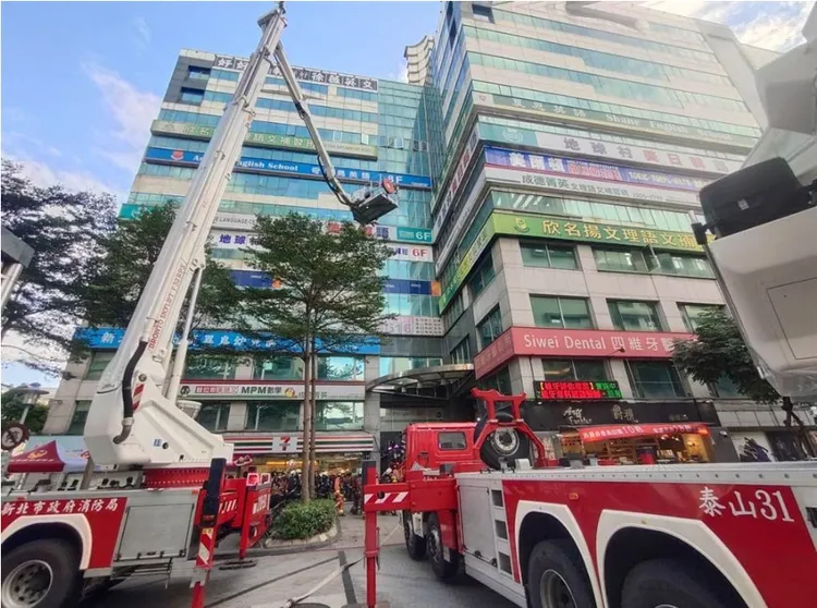 新北市消防局执行高楼火灾抢救演练。翻摄画面