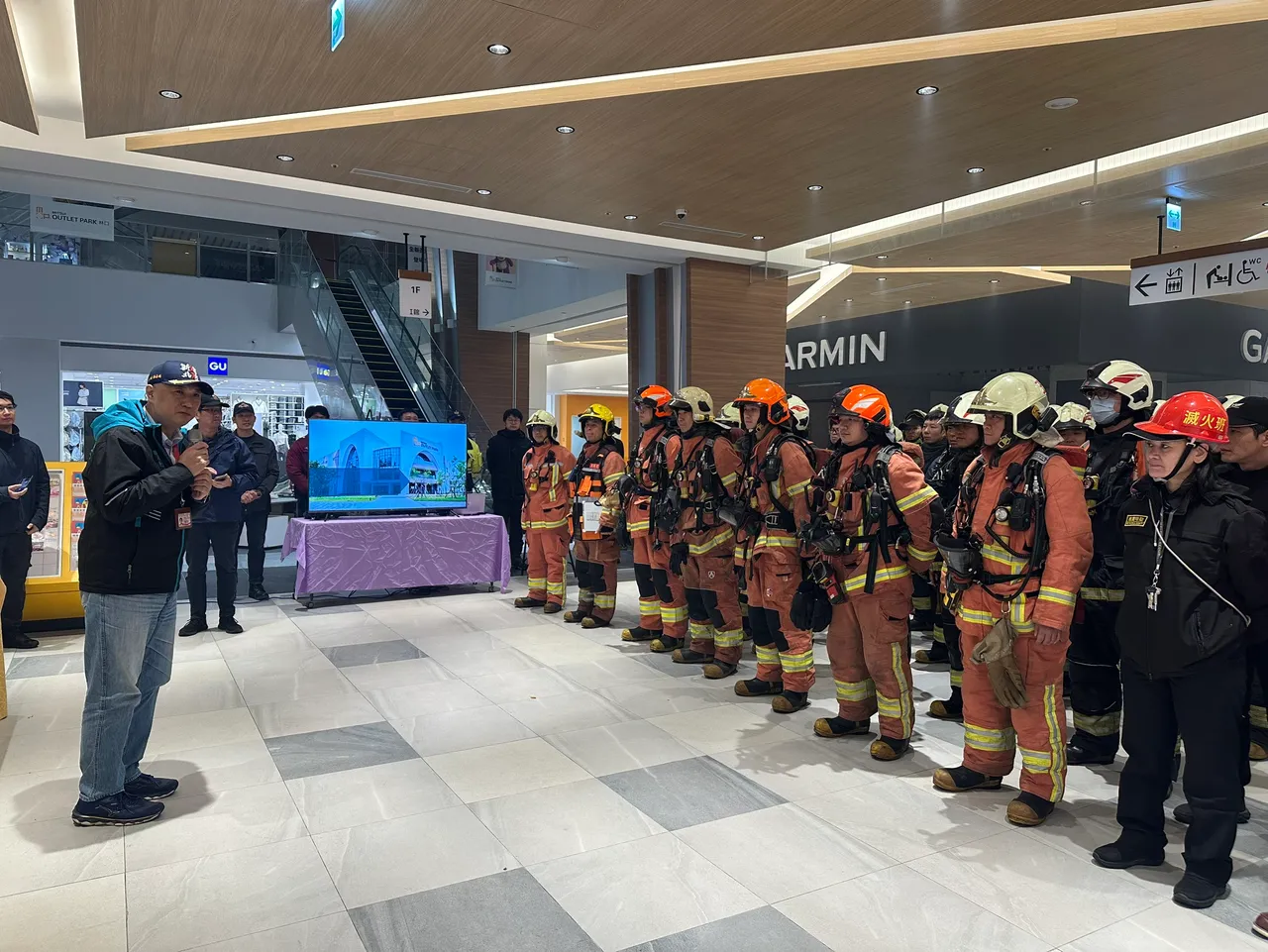 高层复合商场营业前自卫消防编组暨抢救演练。翻摄画面