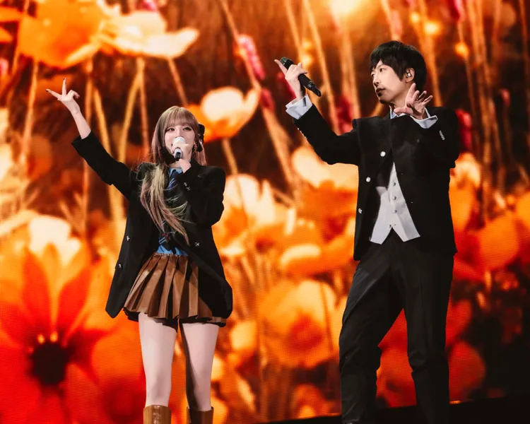 阿信（右）被宋雨琦拱学i-dle《M.O.》舞步。相信音乐提供