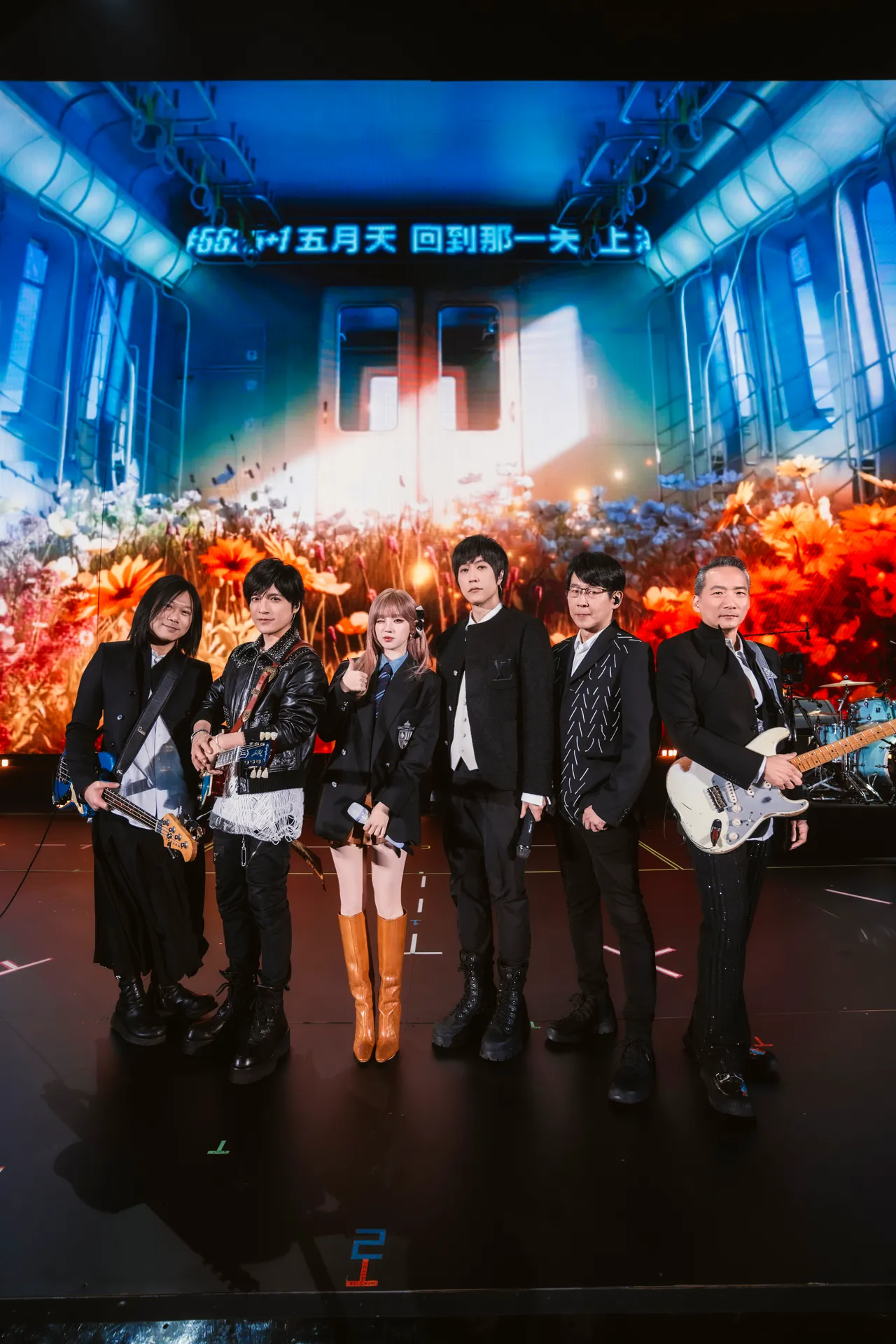 宋雨琦（左3）选大哥哥，霸气五月天全要。相信音乐提供