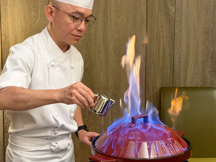 「堂啫海鹽薑茸焗海星斑」會在座位旁以玫瑰露酒沿鍋邊點燃。莊偉祺攝