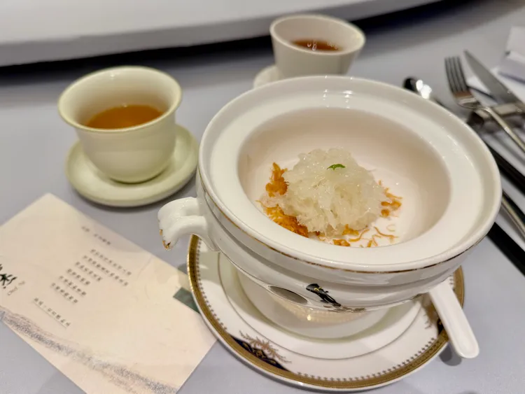「瑤柱煎官燕佐頂上湯」大手筆以整片燕窩入料，並以特別的乾式吃法呈現。莊偉祺攝