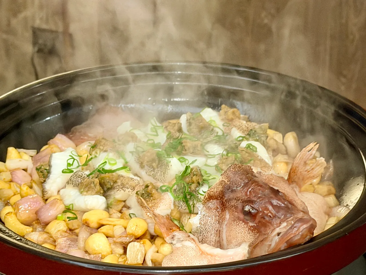 「堂啫海鹽薑茸焗海星斑」是粵菜中極具代表性的「啫」料理手法功夫菜。莊偉祺攝