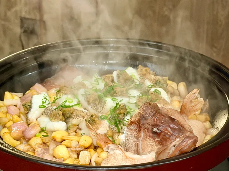 「堂啫海鹽薑茸焗海星斑」是粵菜中極具代表性的「啫」料理手法功夫菜。莊偉祺攝