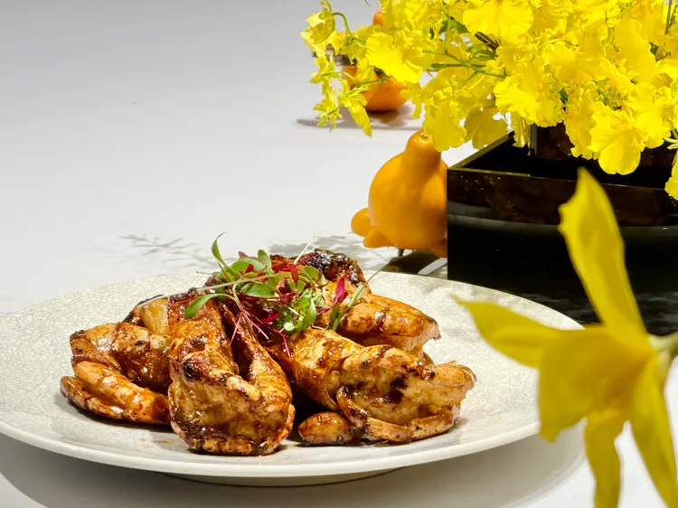 新主廚伍志杰將推出「頭抽煎焗虎蝦」等12道餐點。莊偉祺攝