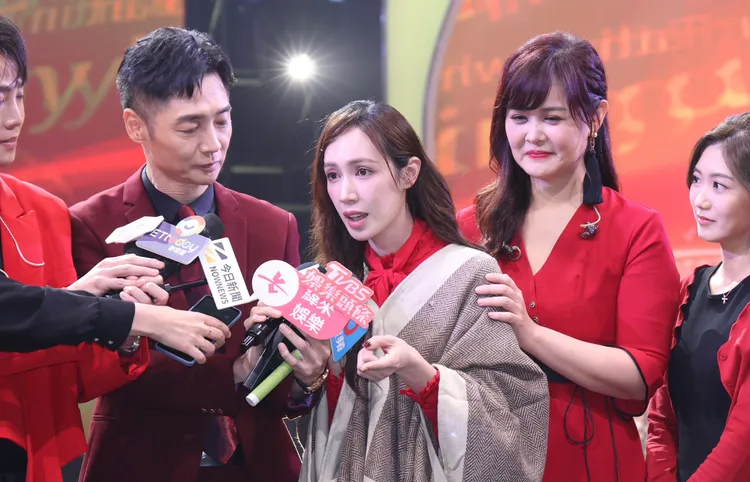 小薰回应王子丑闻。庄宗达摄