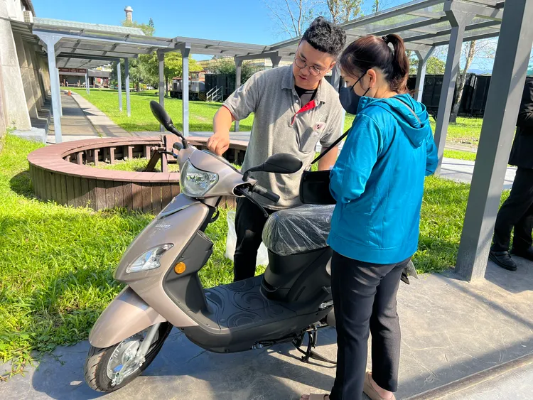 三陽志工協助受災戶辦理領車作業並說明使用注意事項，協助居民儘早恢復交通便利生活。業者提供