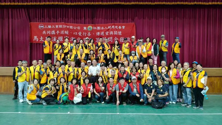 親慈慈善會與三陽志工動員80位志工前往花蓮慰問馬太鞍溪堰塞湖周邊2,300多戶受災家庭。業者提供