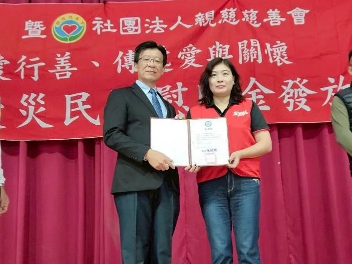 光復商工校長陳德明(左1) 頒發感謝狀，致謝三陽及親慈慈善會支持「用教育翻轉未來」的教育理念。業者提供