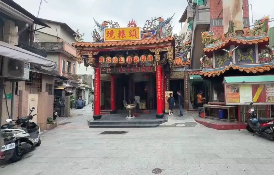 庙方已经不是第一次遇到此事，之前有人在南市庙宇香炉藏放鸡头、猪肉等物，就曾「中招」。翻摄照片