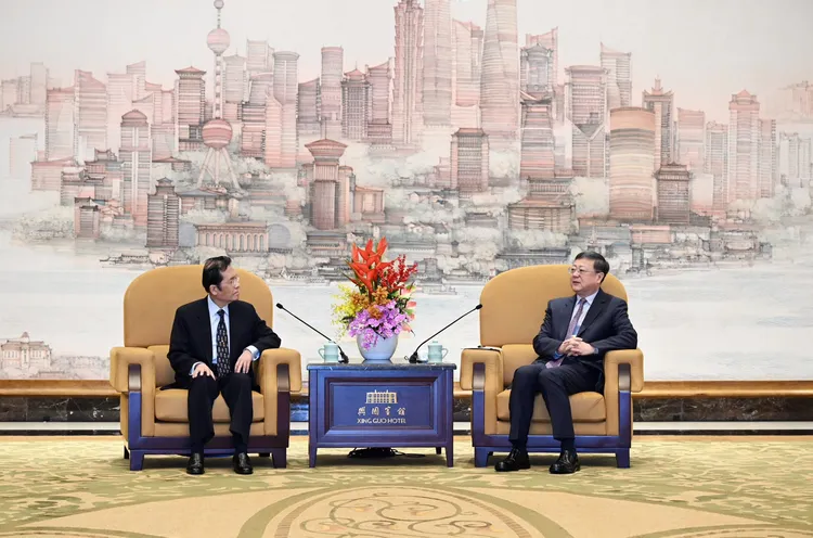 国民党副主席张荣恭一行于今(14)日上午在上海兴国宾馆，会见上海市委书记陈吉宁。国民党提供