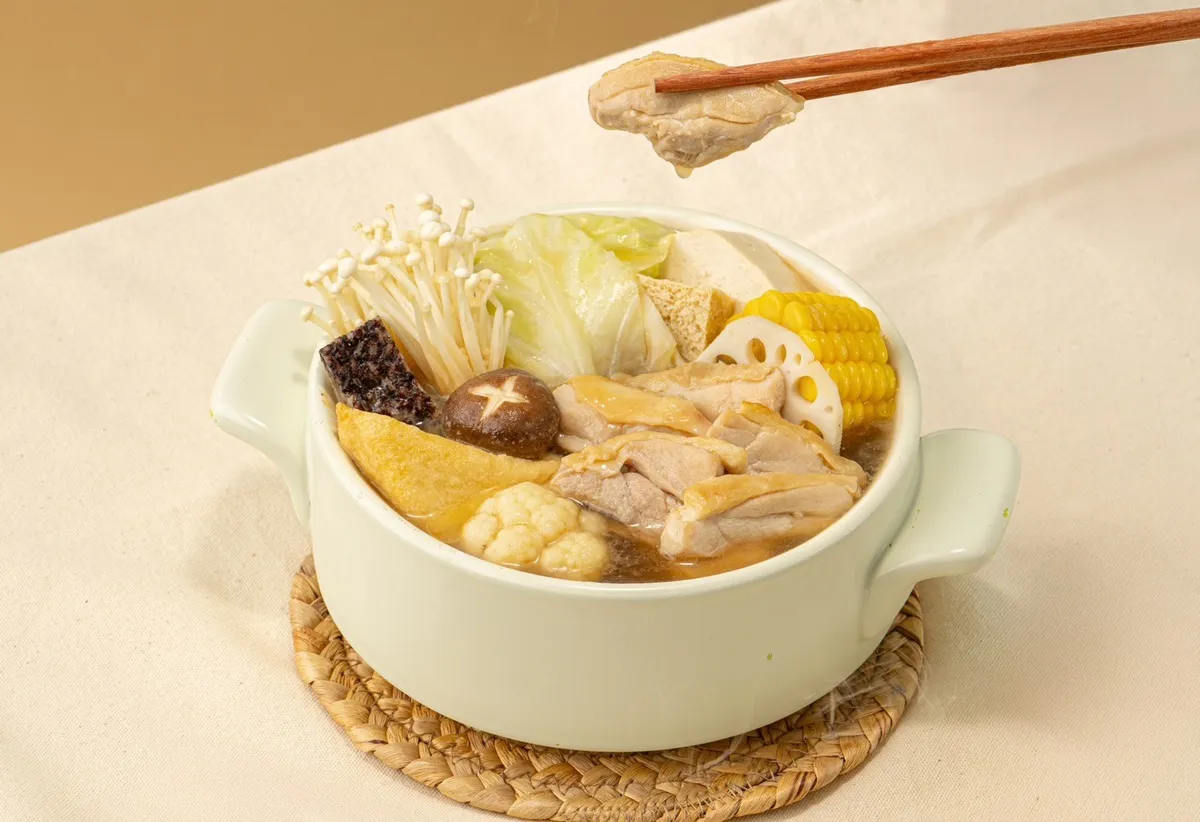 12mini的台酒花雕鸡锅采用台酒独家研发的汤头，搭配花雕酒独特香气，独享价199元。王品集团提供