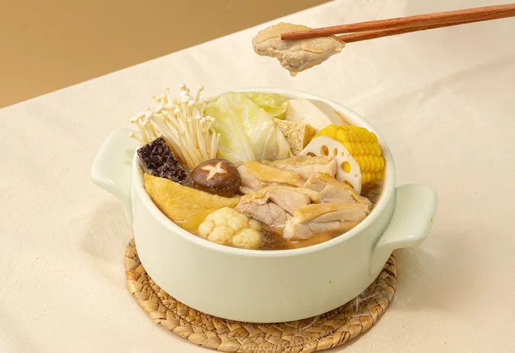 12mini的台酒花雕雞鍋採用台酒獨家研發的湯頭，搭配花雕酒獨特香氣，獨享價199元。王品集團提供