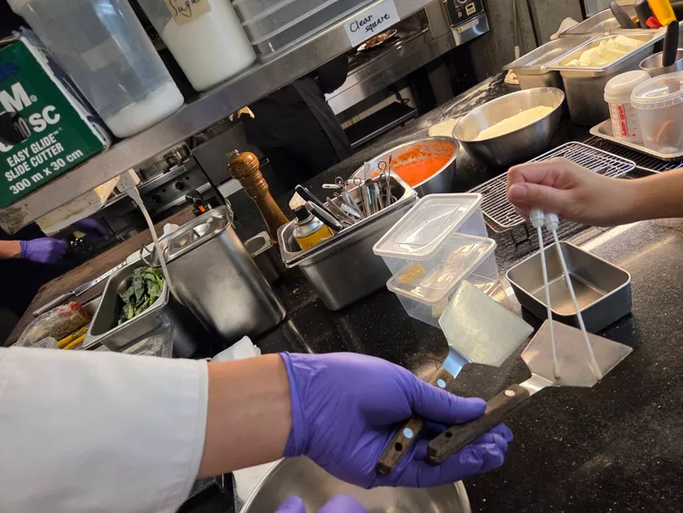 北市米其林指南餐厅「老烤箱义式披萨餐酒」传出疑似食物中毒事件，卫生局已介入调查。台北市卫生局提供