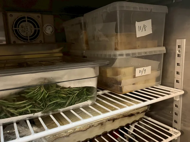 北市衛生局派員前往稽查，發現冰箱門邊不潔、食材未覆蓋等缺失。台北市衛生局提供