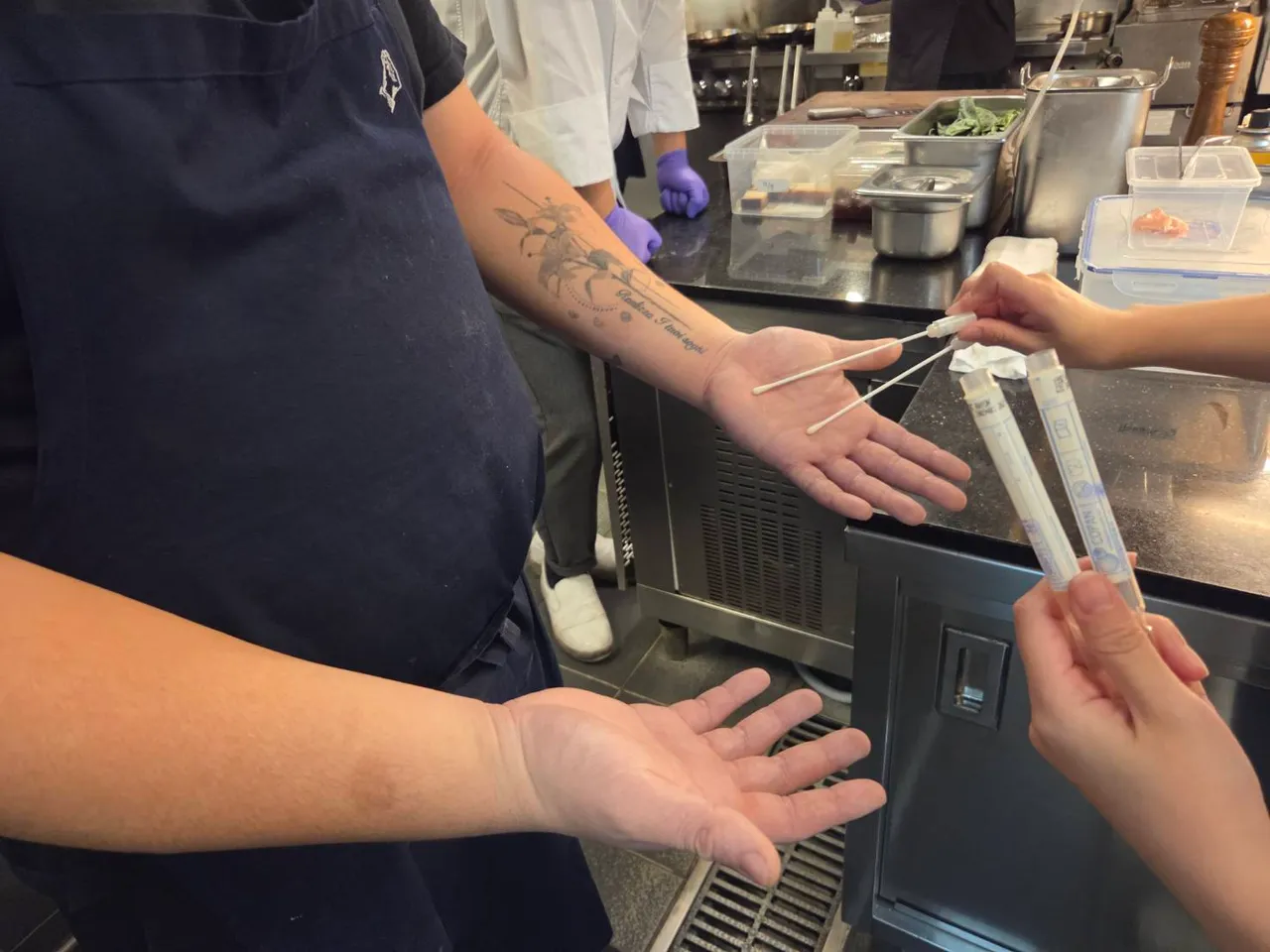 稽查人员现场采集食品及手部检体，厘清是否涉食物中毒。台北市卫生局提供