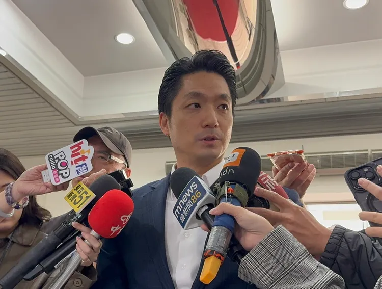 蔣萬安研議未來台北市強制要求外牆保護網使用防焰材質。張綵茜攝