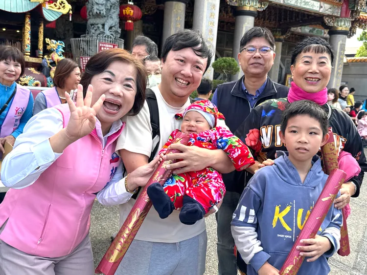 立委楊瓊瓔上午在潭子區潭水觀音亭發水果月曆，吸引大批民眾索取。民眾提供