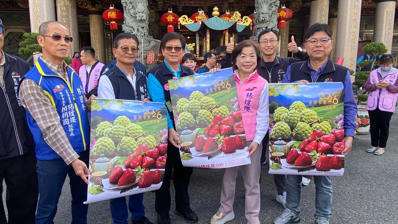 楊瓊瓔宣布投入台中市長黨內初選後，上午到潭水觀音亭發水果月曆。民眾提供