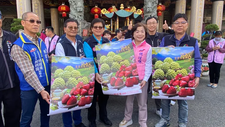 楊瓊瓔宣布投入台中市長黨內初選後，上午到潭水觀音亭發水果月曆。民眾提供