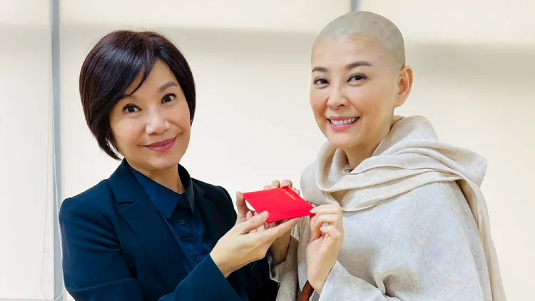 唐美雲（左）為落髮的方馨祝福。武童文化事業有限公司提供