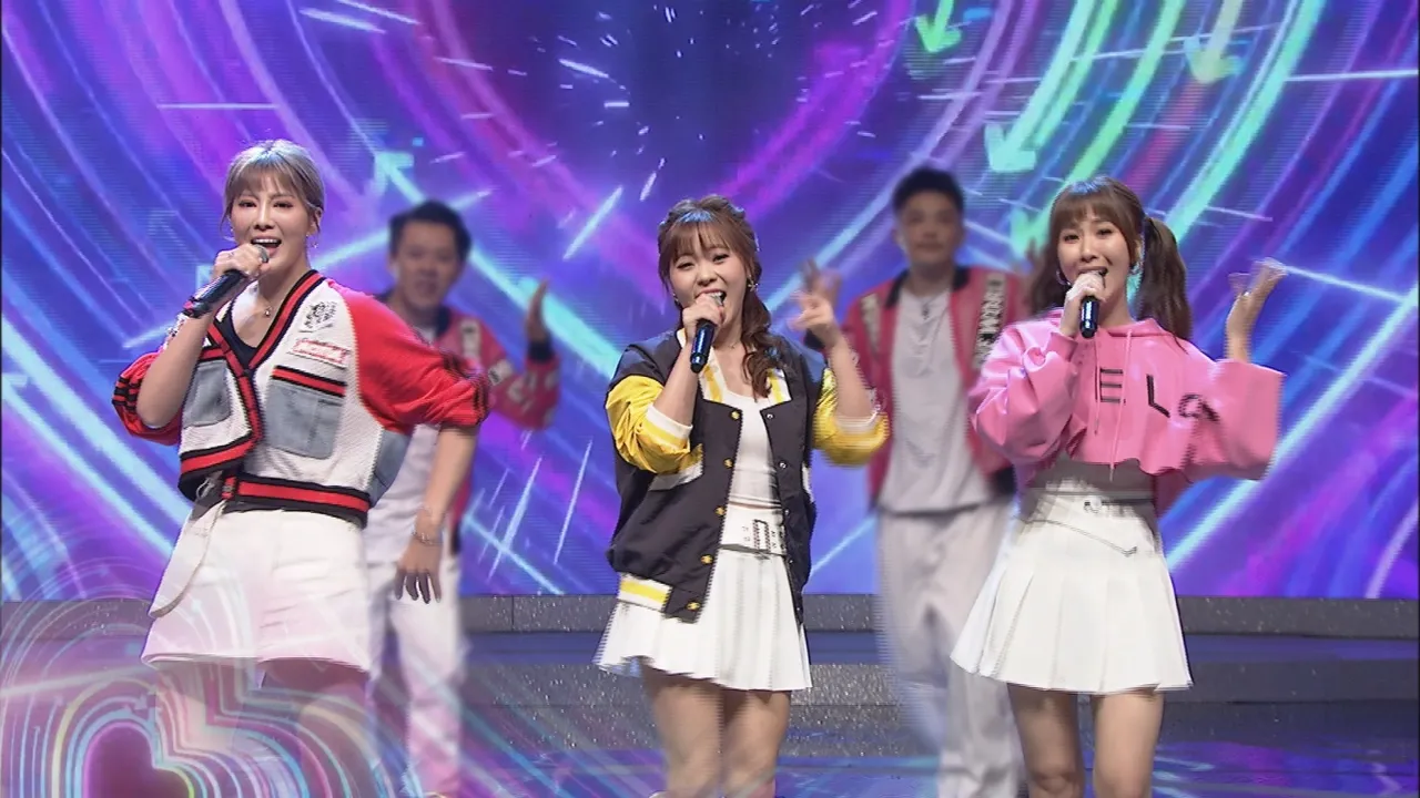 婷筠（左起）、吳美琳、蘇宥蓉詮釋〈一想到你呀〉，高音時由吳美琳Solo飆嗓，震撼全場。中視提供