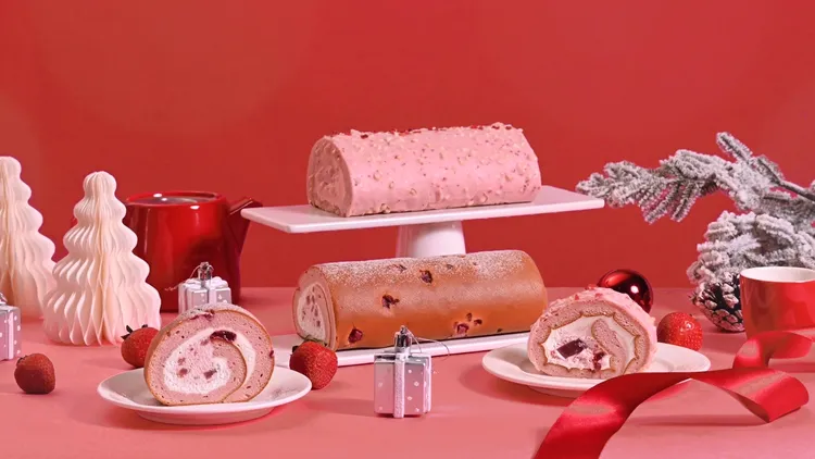 亞尼克隆重獻上草莓脆皮巧克力以及戲雪尋莓生乳捲，草莓控手刀快衝。業者提供