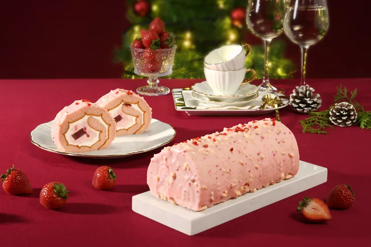 亞尼克草莓脆皮巧克力生乳捲，梔子花泡芙蛋糕體搭配北海道奶霜與草莓果餡奶霜、草莓凍，手工淋上草莓杏仁巧克力粉嫩吸睛，售價699元。業者提供