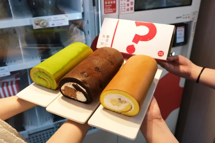 亞尼克YTM限定生乳捲盲盒，每盒392元，有機會買到冠軍原味、獨家獵奇九層塔檸檬、厄瓜多爾黑巧克力、宇治抹茶等口味。業者提供