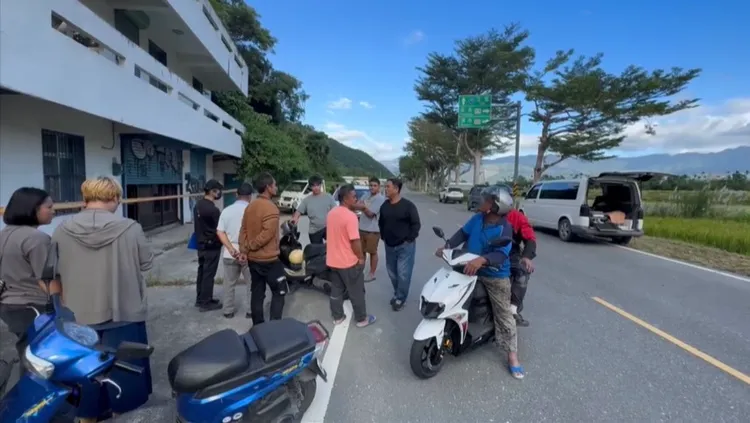 台30线旁一栋民宅内被人发现一具白骨，民众议论纷纷。民众提供