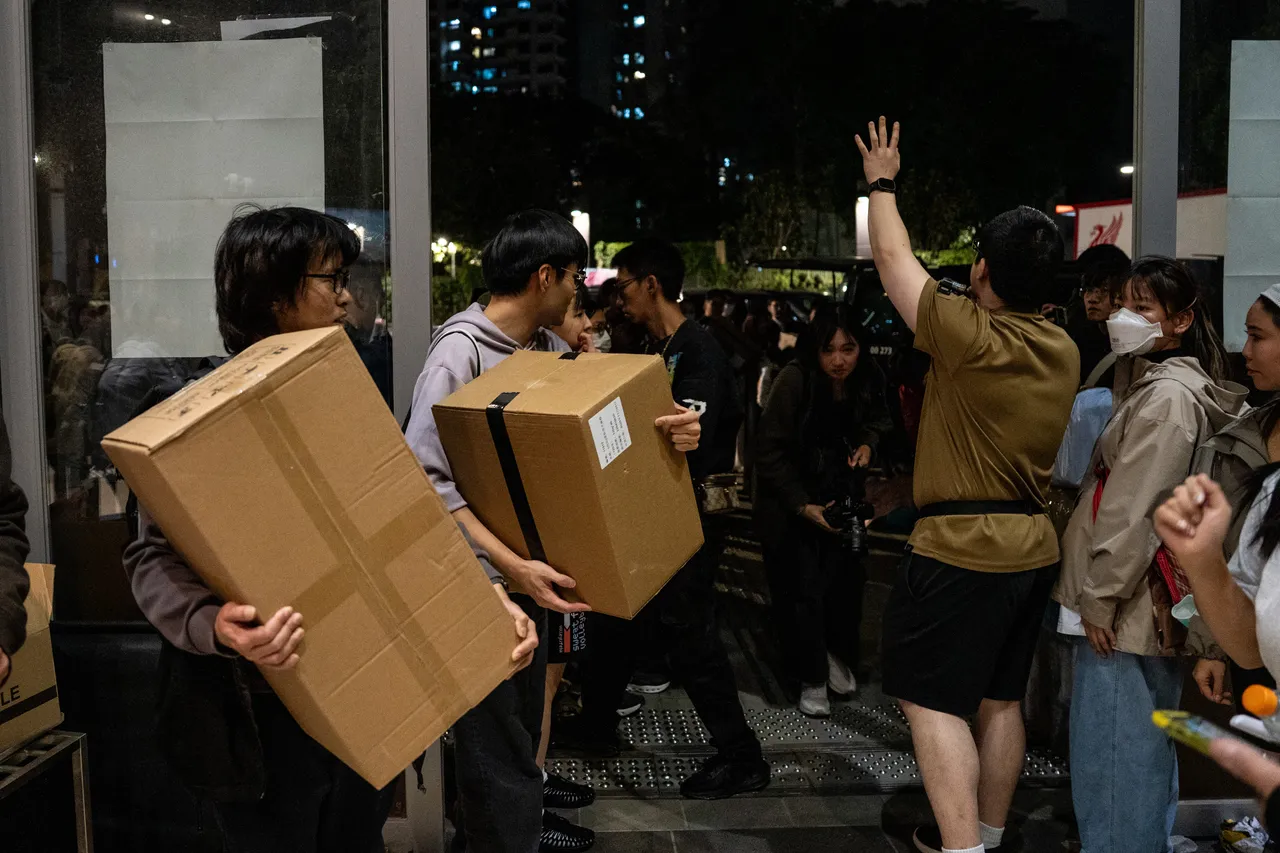 灾难中见温情！台湾有铲子超人　香港宏福苑火场有上百「步兵」应援搬运物资