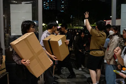 灾难中见温情！台湾有铲子超人　香港宏福苑火场有上百「步兵」应援搬运物资