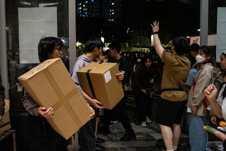 災難中見溫情！台灣有鏟子超人　香港宏福苑火場有上百「步兵」應援搬運物資