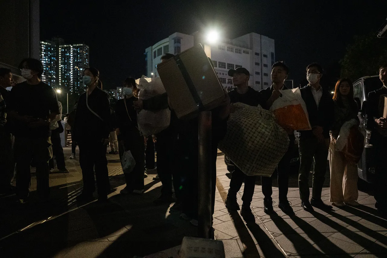 深夜仍有许多「步兵」通宵为灾民搬运物资。路透