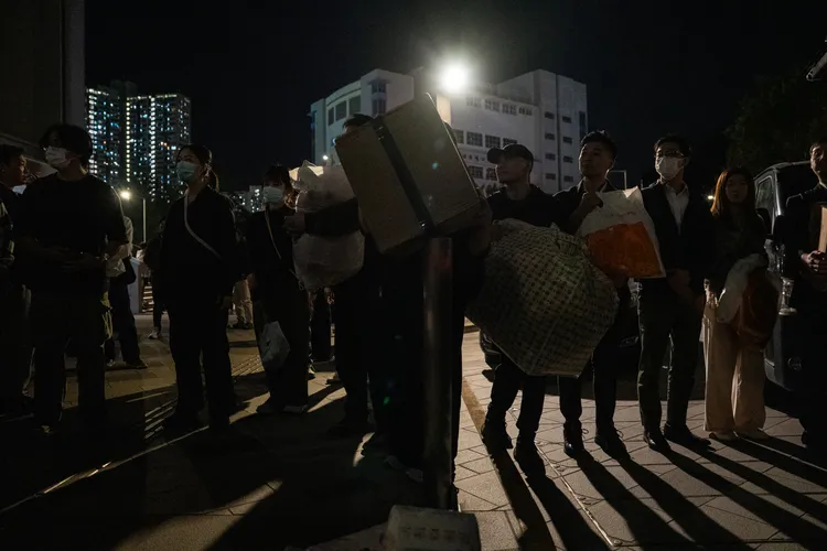 深夜仍有許多「步兵」通宵為災民搬運物資。路透