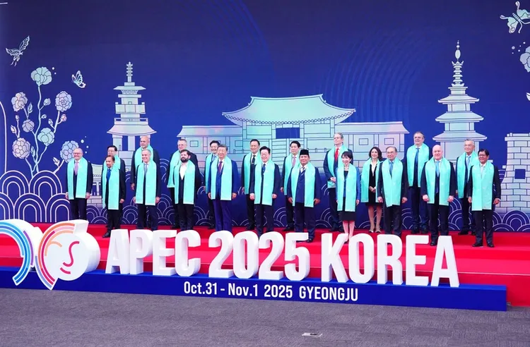 2025亚太经济合作（APEC）会议1日落幕，各国领袖大合照，东道主韩国总统李在明站第一排正中间，他的左边是下届主办国中国国家主席习近平，台湾领袖代表林信义则是第2排最右侧，日本首相高市早苗在第一排右起第四位。（APEC台湾代表团提供）。中央社