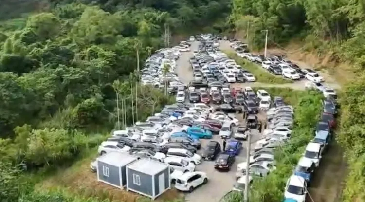 满坑满谷的权利车停满山头，每一辆车背后都代表著一名被害人，遭黑帮融资集团层层剥皮。翻摄画面