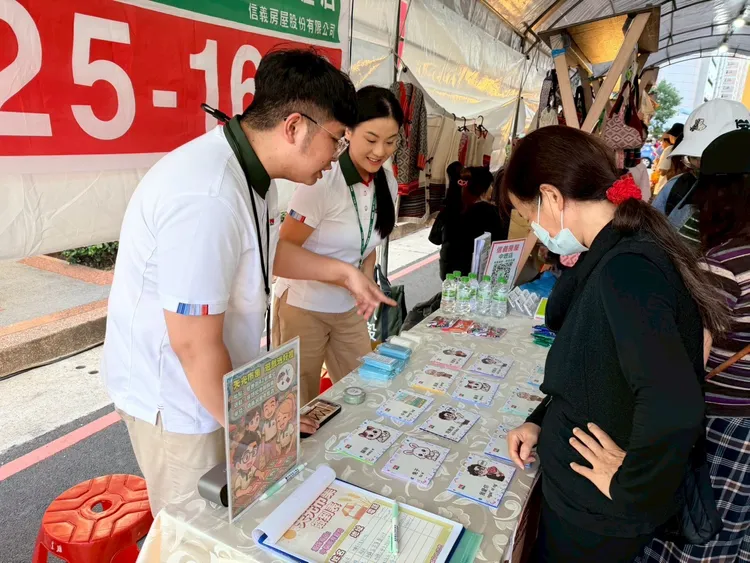 信义房屋中坜店深耕中坜六合商圈，首度以好邻居身分参与天光市集，透过小游戏和民众互动、传授生活客语。信义房屋提供