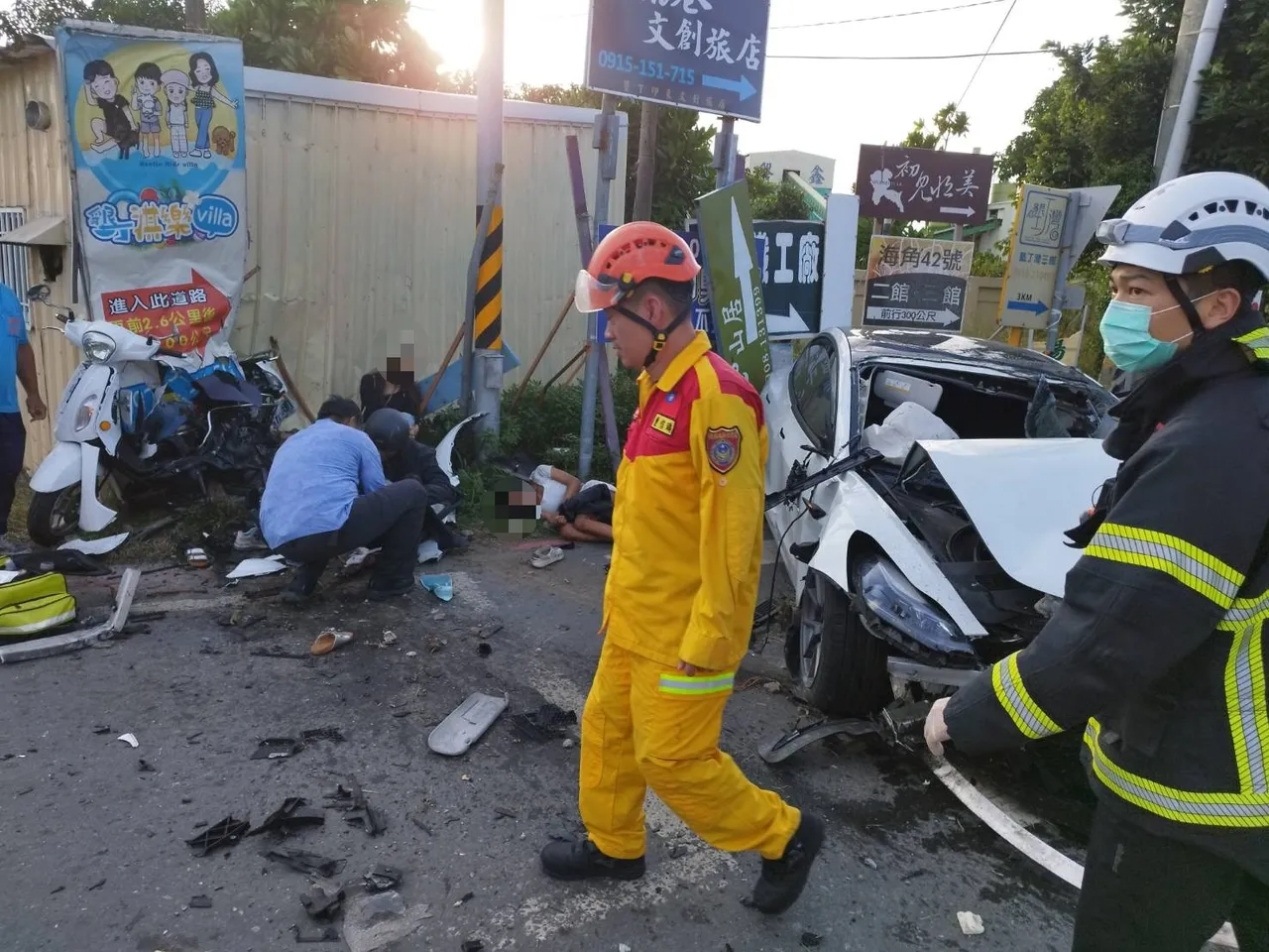 小客车追撞机车，7人受伤，1人失去生命迹象。翻摄画面