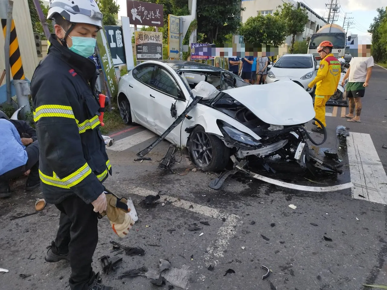 恒春小客车追撞机车！现场零件满地　7人受伤1人不治