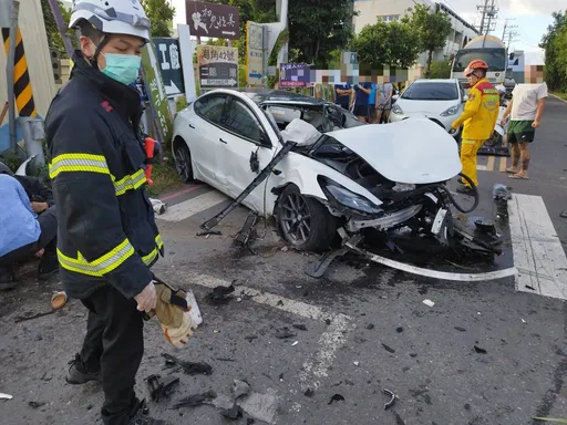 恆春小客車追撞機車！現場零件滿地　7人受傷1人命危