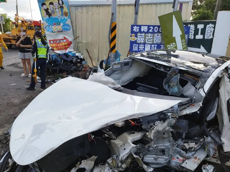 小客車追撞機車，7人受傷，1人失去生命跡象。翻攝畫面