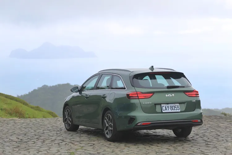 Ceed Sportswagon停在桃源谷大草原邊，望向蜿蜒的東北角海岸線與若隱若現的龜山島，靜靜融入這片歐風般的山海景致。林浩昇攝