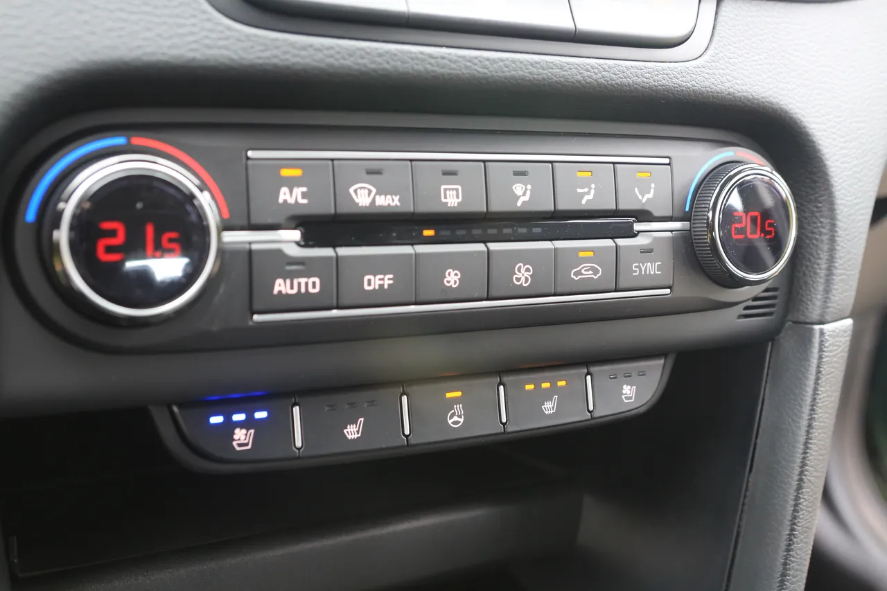 双区恒温空调为标准配备，通风加热座椅，以及方向盘加热功能以实体按键来呈现。林浩升摄
