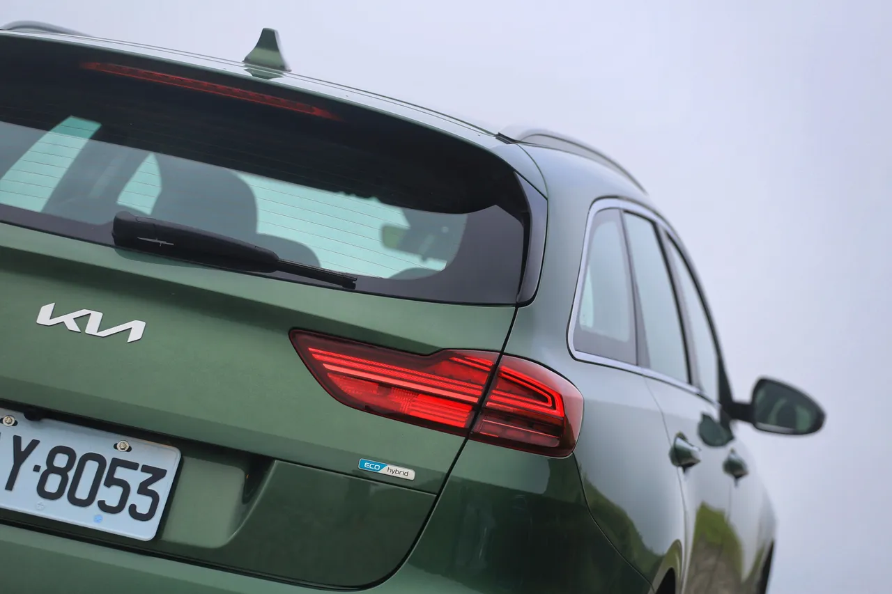 微上翘的鸭尾与尾灯衔接出优雅弧线，旅行车的实用与动感，在细节处悄悄透露。林浩升摄